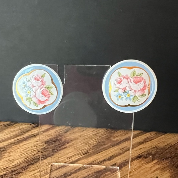 Vintage Floral Clip-On Earrings - Picture 3 of 6